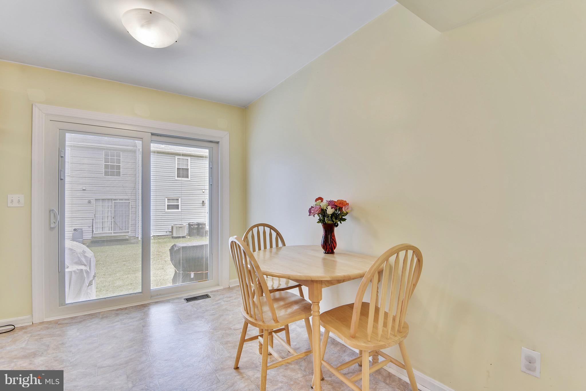 7202 Rutherford Green Circle Baltimore, MD 21244 - Photo 5 of 20 Spacious Eat-in Kitchen