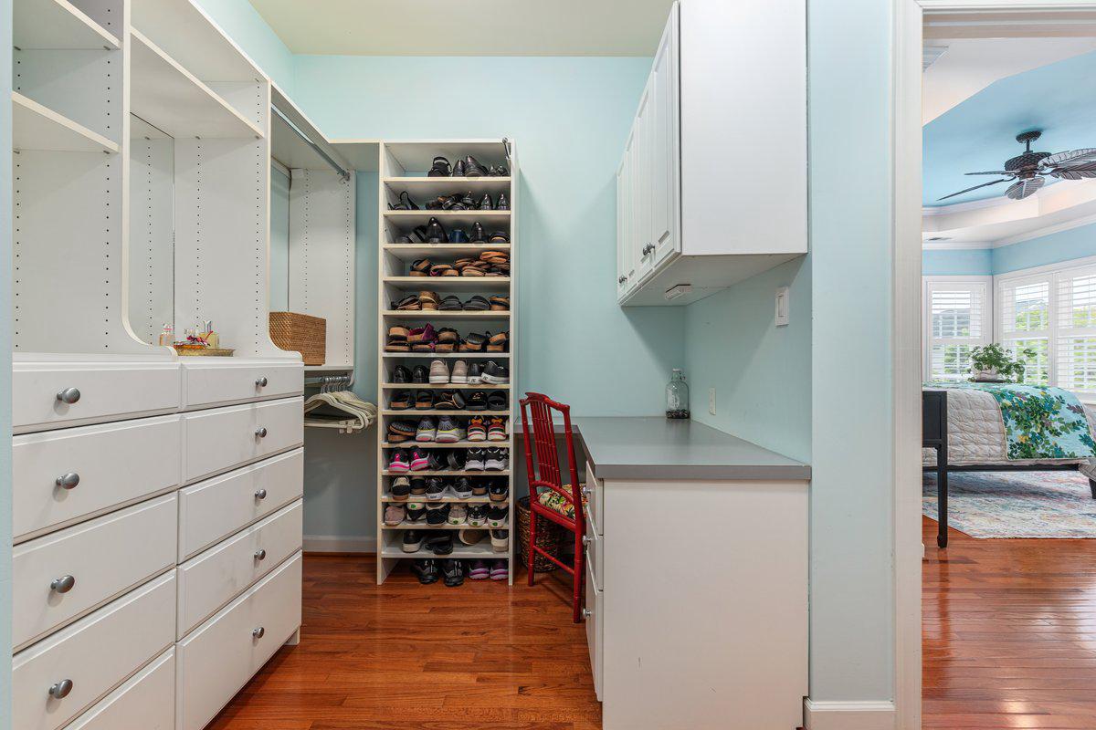 19194 Greystone Square Leesburg, VA 20176 - Photo 33 of 96 Even has desk or vanity space!