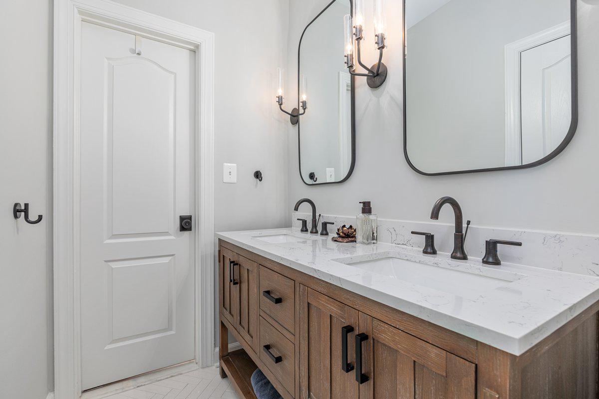 19194 Greystone Square Leesburg, VA 20176 - Photo 36 of 96 Upper level remodeled hall bath