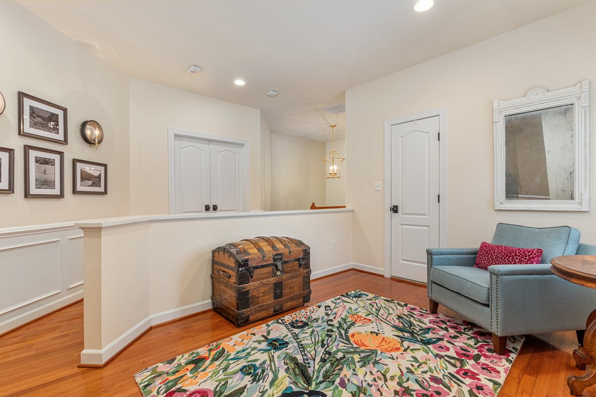 19194 Greystone Square Leesburg, VA 20176 - Photo 38 of 96 Upper level loft