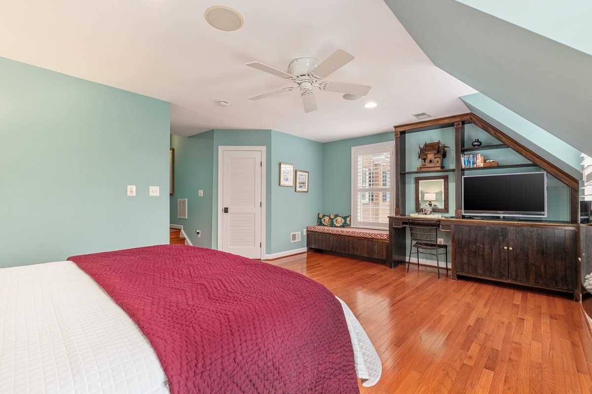 19194 Greystone Square Leesburg, VA 20176 - Photo 42 of 96 Custom built-ins!