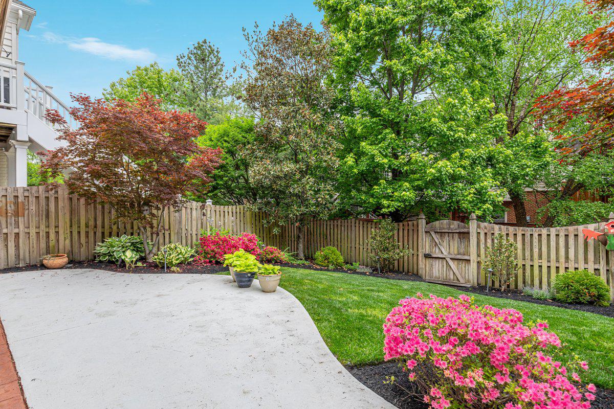 19194 Greystone Square Leesburg, VA 20176 - Photo 68 of 96 Privacy unlike anything you can imagine