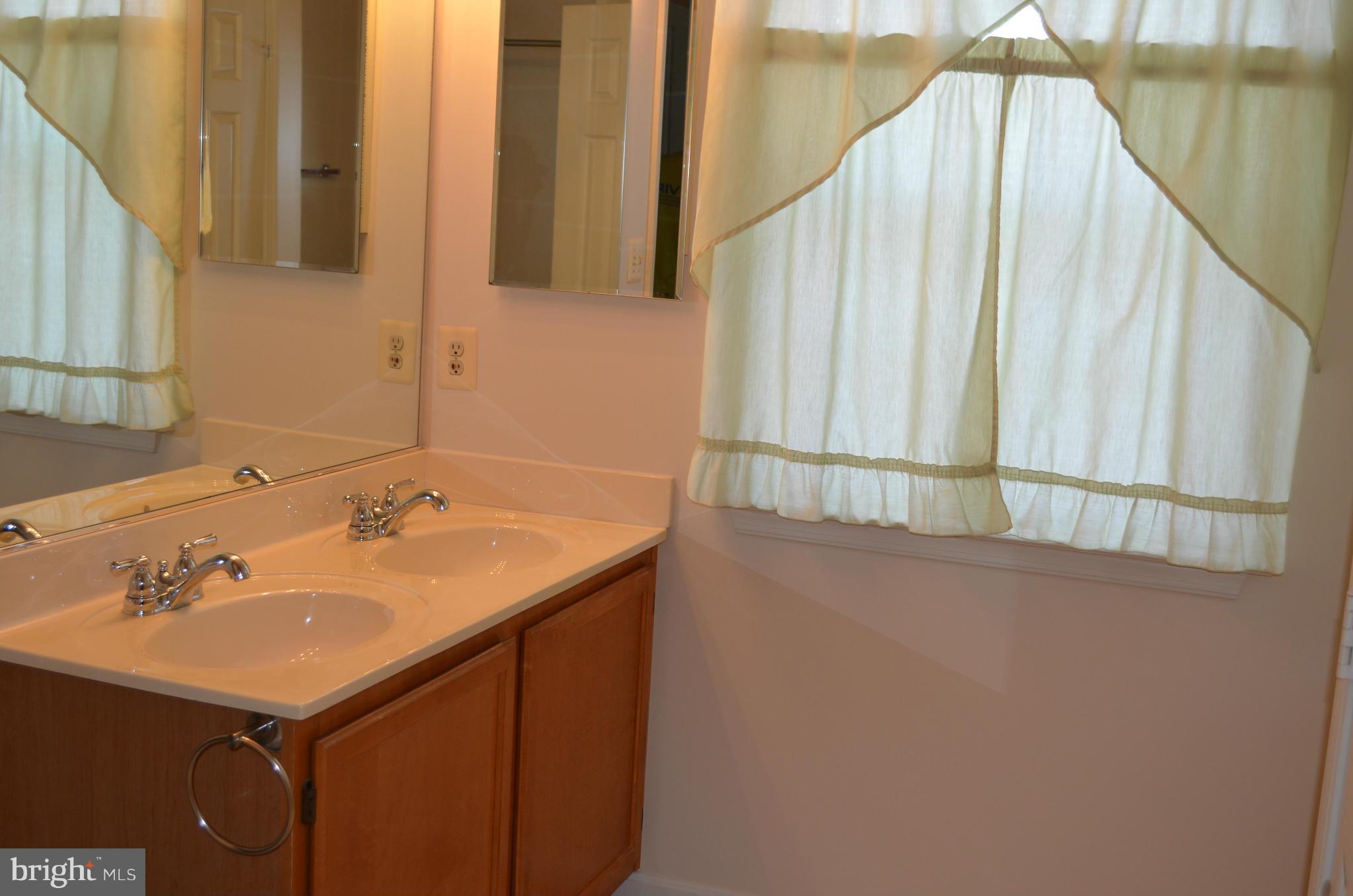 9227 Ridgefield Circle Frederick, MD 21701 - Photo 28 of 30 Dual sinks, new toilet! Brand new Bathfitter tub!!