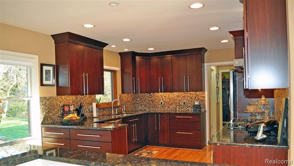 950 Shoreham Road Grosse Pointe, MI 48236 - Photo 9 of 23 7--Kitchen.jpg