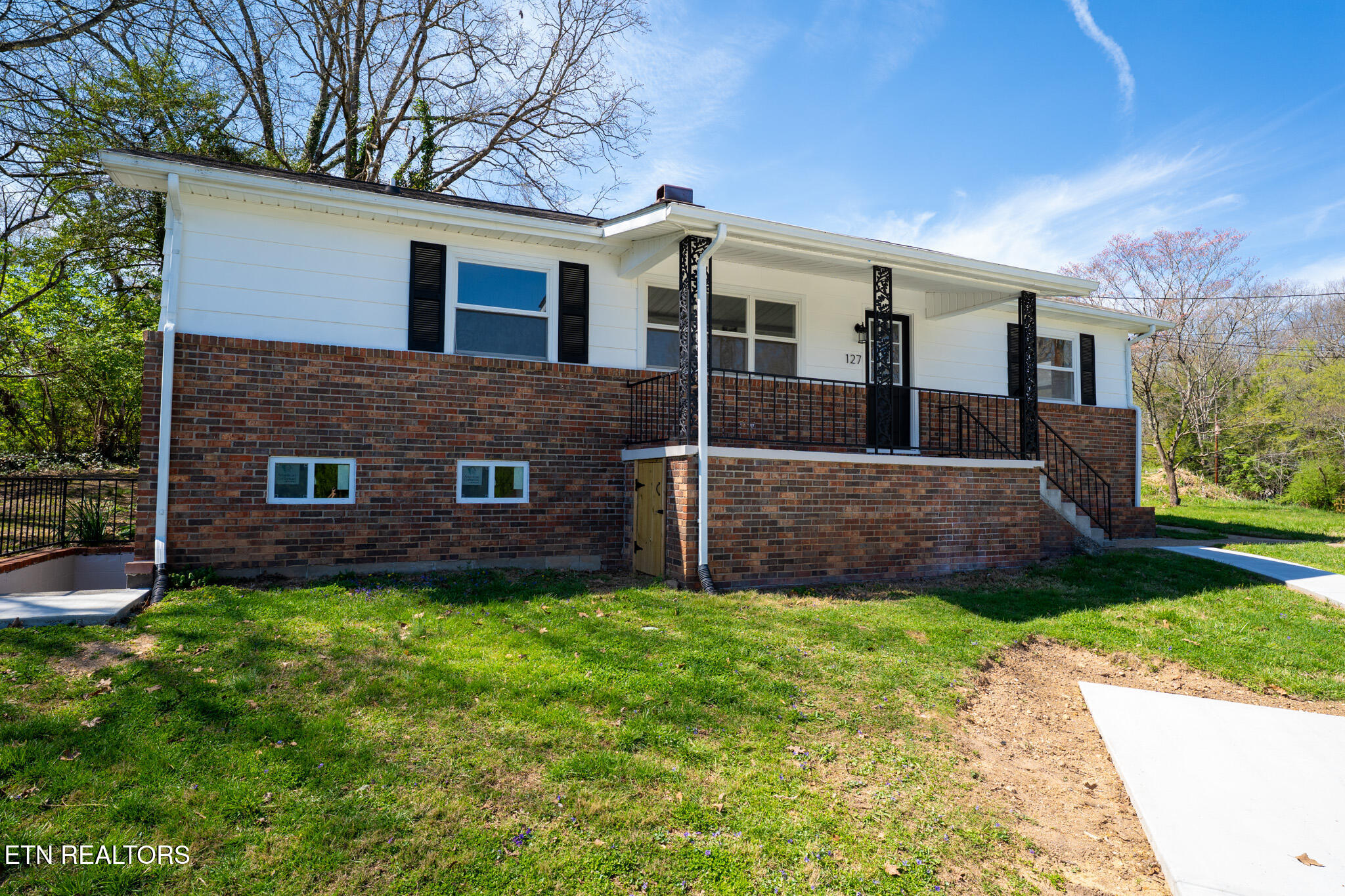 127 Tabor Road Oak Ridge, TN 37830 - Photo 2 of 33 127 Tabor Road -2