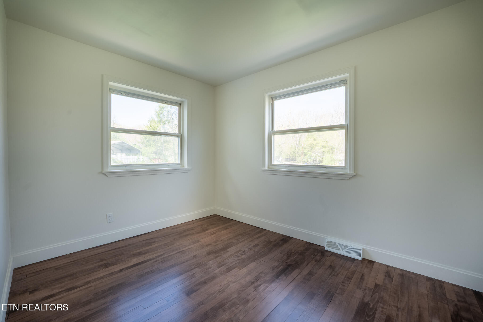 127 Tabor Road Oak Ridge, TN 37830 - Photo 8 of 33 127 Tabor Road -8