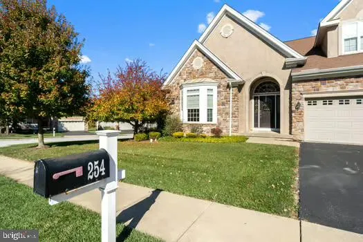 a view of a house with backyard and garden