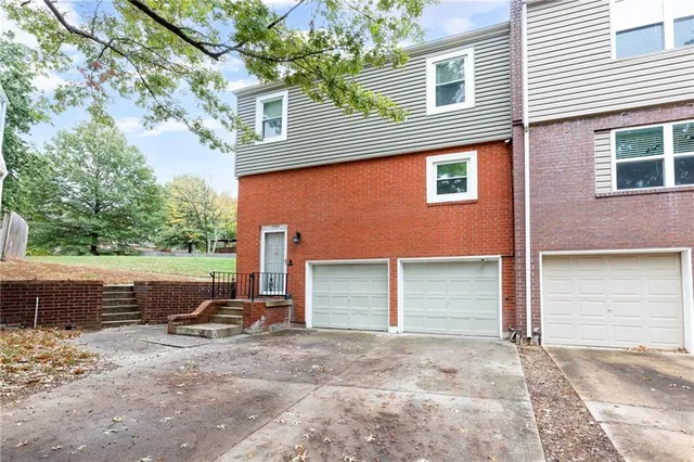 $215,000 | 3725 Northeast Colonial Drive, Lee's Summit, MO 64064