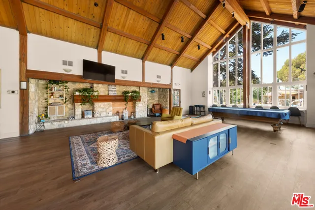 a very nice looking room with gym equipment