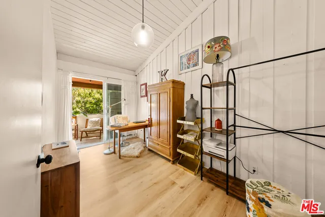 a view of entryway and kitchen