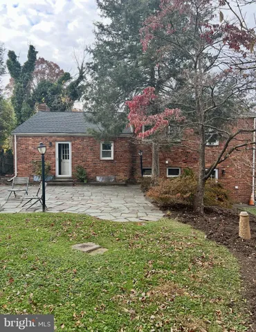 a view of a backyard with pathway