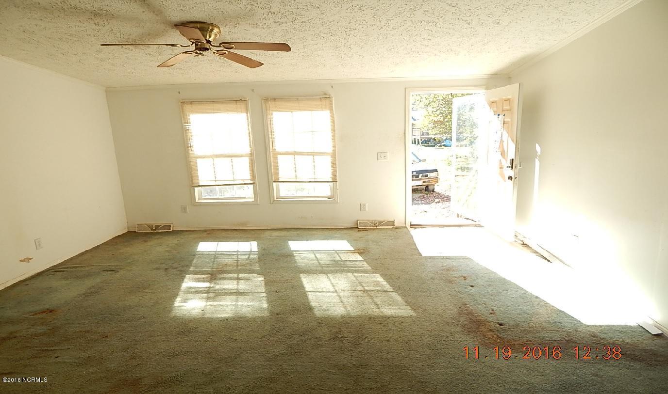 330 State Road Washington, NC 27889 - Photo 5 of 12 Living Room