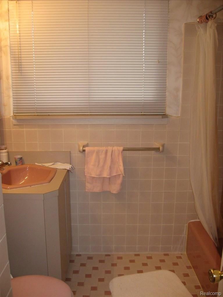 18255 Middlebelt Road Livonia, MI 48152 - Photo 12 of 17 Upstairs bath