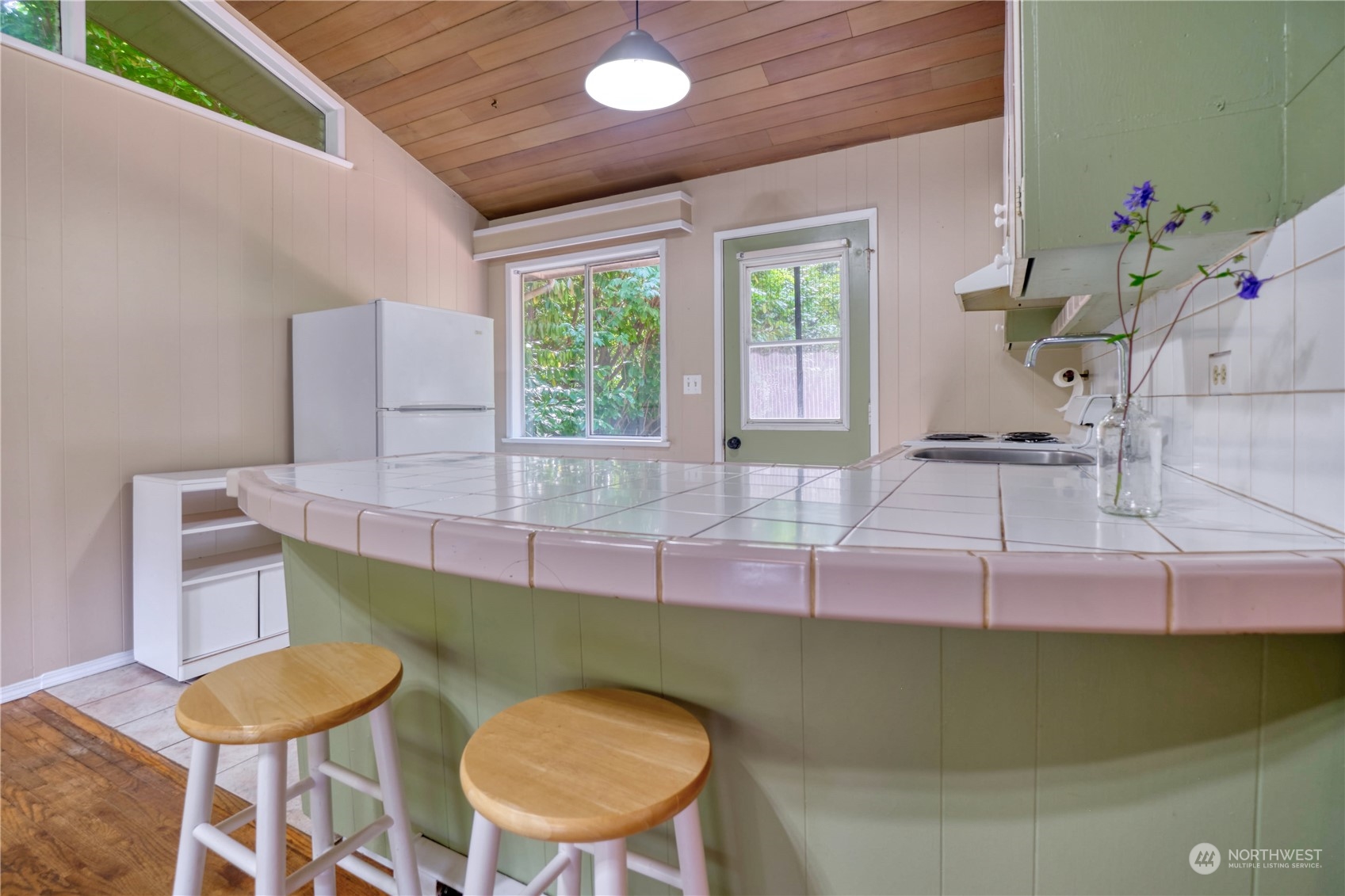 323 Mill Road Point Roberts, WA 98281 - Photo 8 of 26 a room with furniture and a potted plant