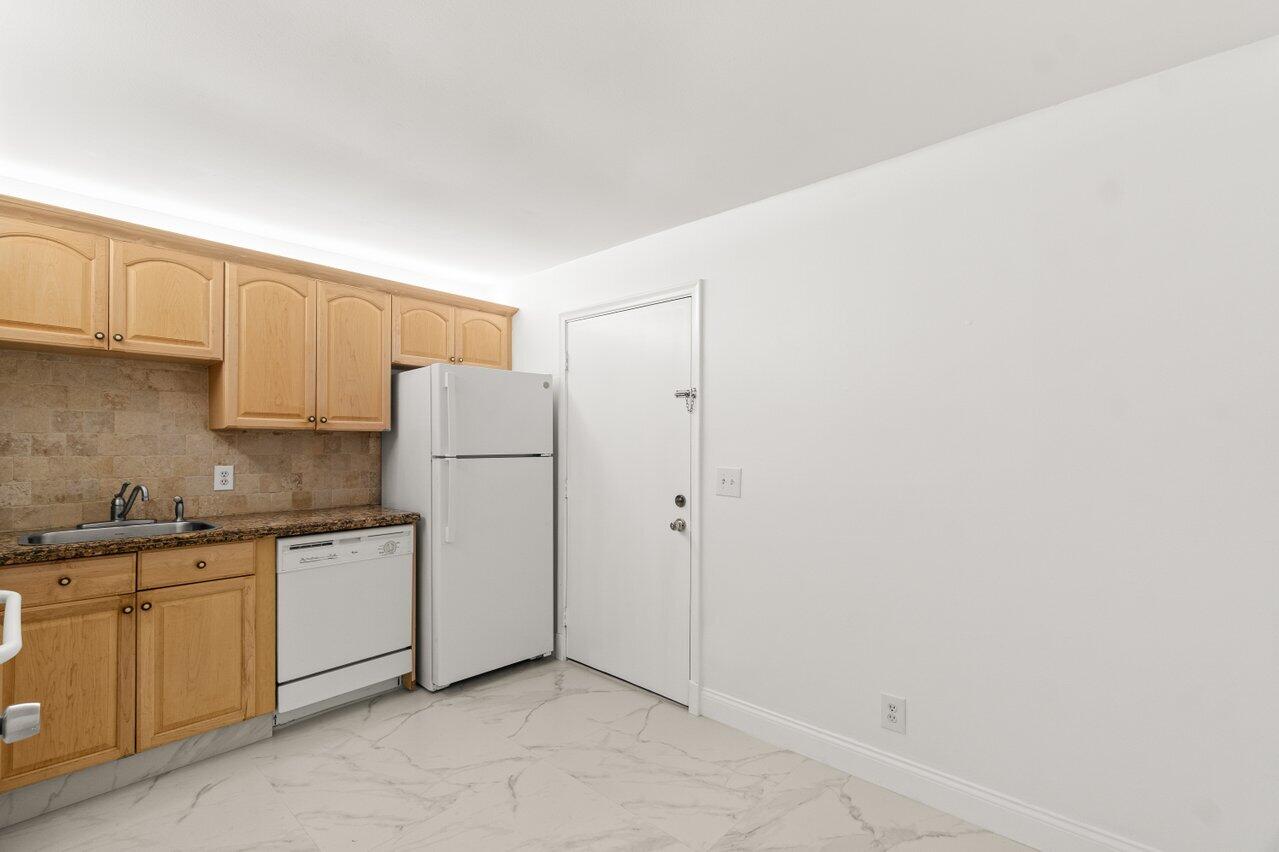22615 Southwest 66th Avenue, Unit 310 Boca Raton, FL 33428 - Photo 6 of 28 Kitchen