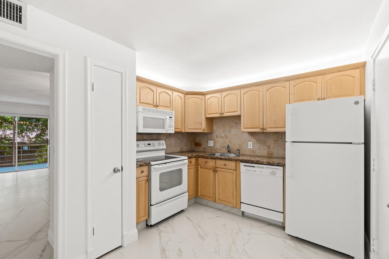 22615 Southwest 66th Avenue, Unit 310 Boca Raton, FL 33428 - Photo 7 of 28 Kitchen