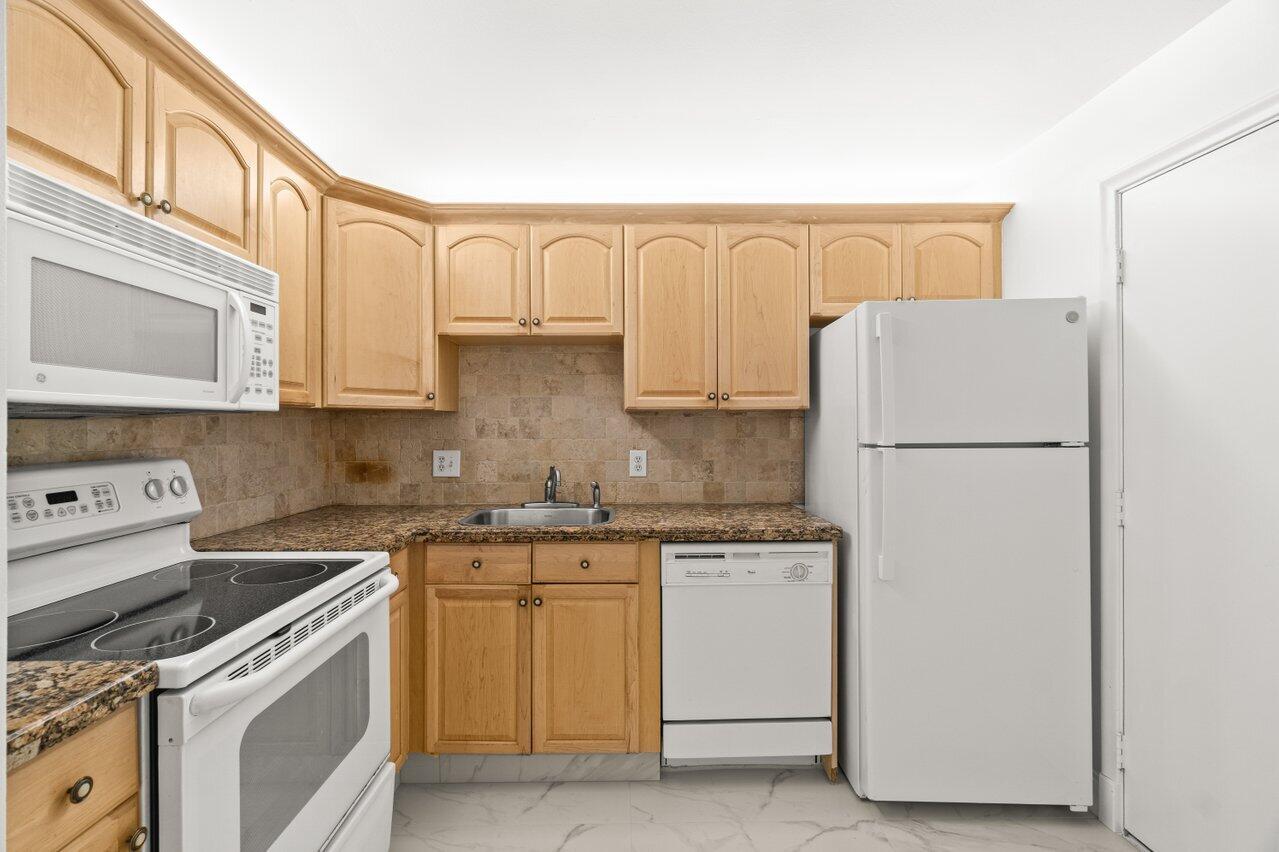 22615 Southwest 66th Avenue, Unit 310 Boca Raton, FL 33428 - Photo 8 of 28 Kitchen