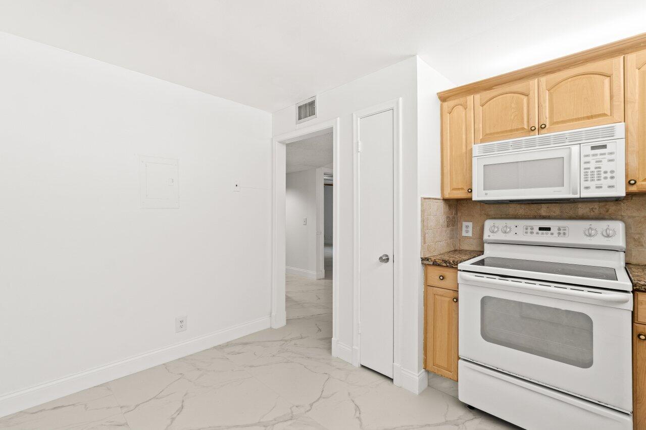 22615 Southwest 66th Avenue, Unit 310 Boca Raton, FL 33428 - Photo 9 of 28 Kitchen