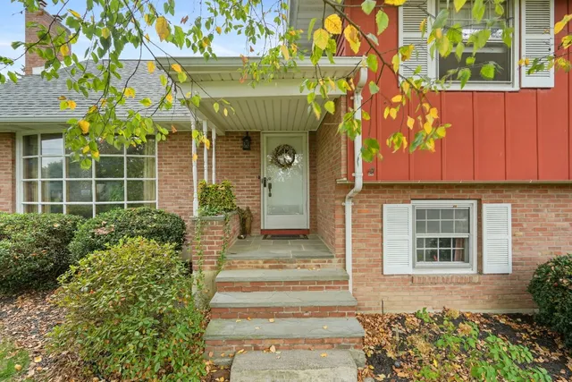 $300,000 | 10 Canterbury Drive, Endicott, NY 13760