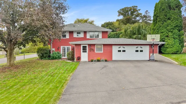 $300,000 | 10 Canterbury Drive, Endicott, NY 13760