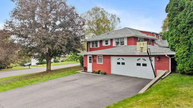 $300,000 | 10 Canterbury Drive, Endicott, NY 13760