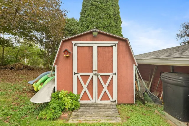 $300,000 | 10 Canterbury Drive, Endicott, NY 13760