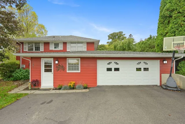 $300,000 | 10 Canterbury Drive, Endicott, NY 13760