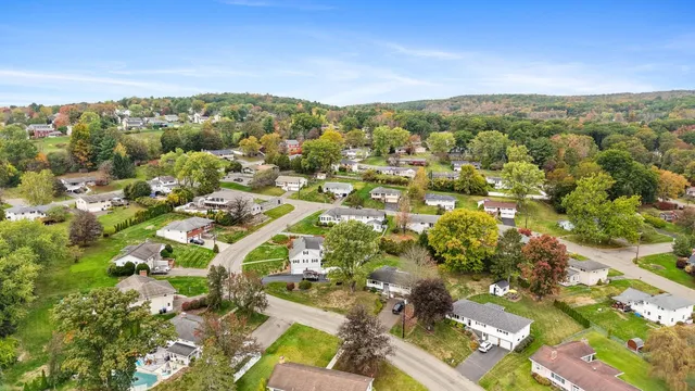 $300,000 | 10 Canterbury Drive, Endicott, NY 13760