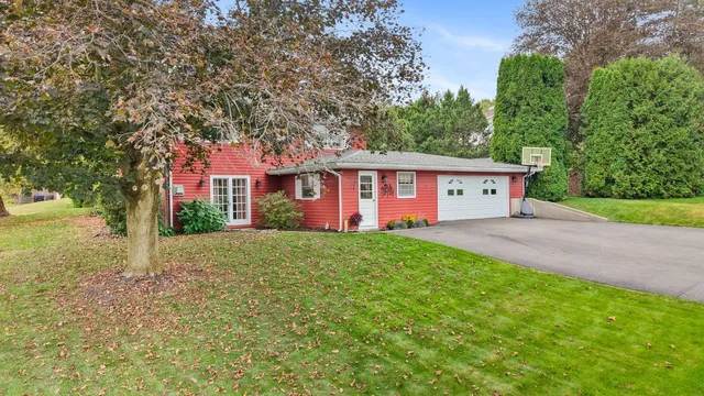 $300,000 | 10 Canterbury Drive, Endicott, NY 13760