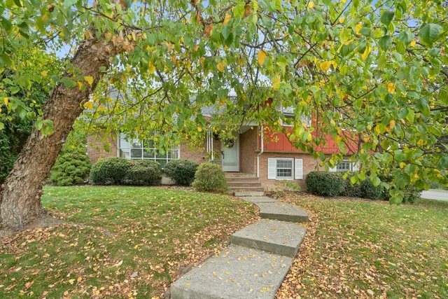 $300,000 | 10 Canterbury Drive, Endicott, NY 13760