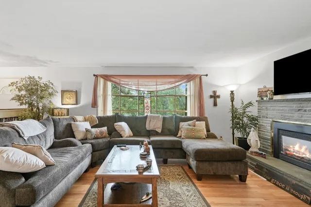 $300,000 | 10 Canterbury Drive, Endicott, NY 13760