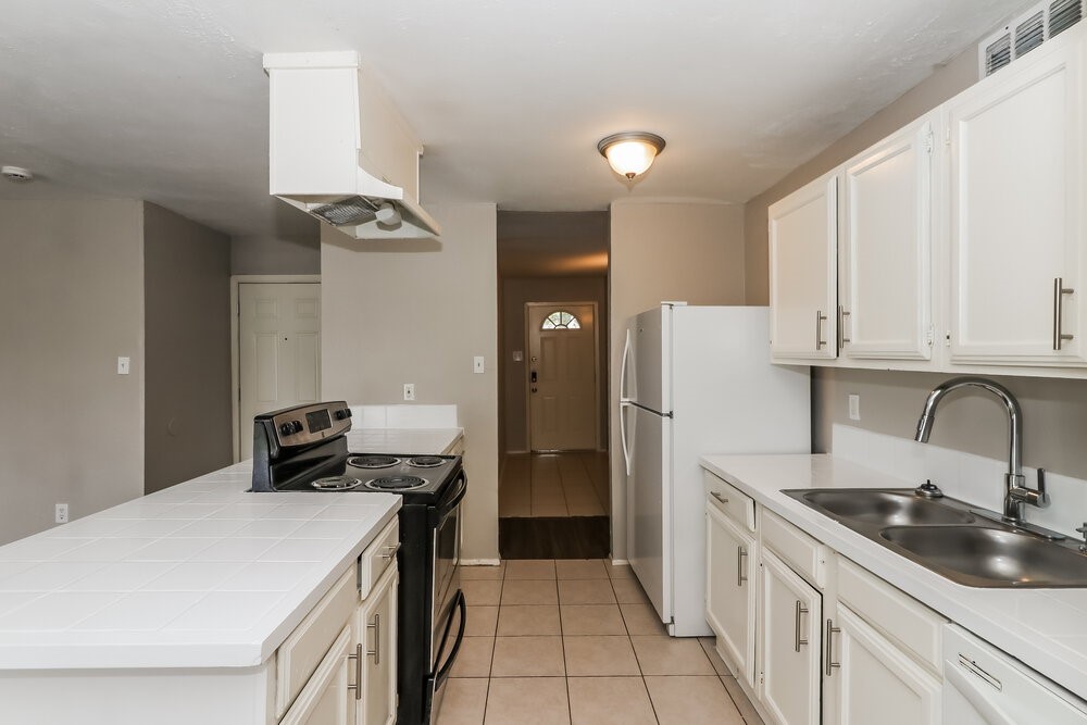 5011 Ridge Manor Drive Houston, TX 77053 - Photo 6 of 16