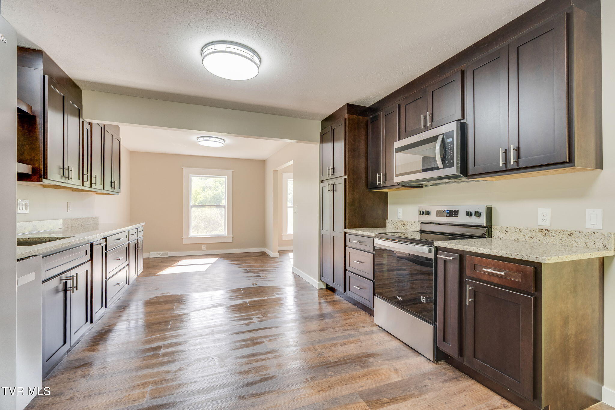512 Hidden Valley Road Kingsport, TN 37663 - Photo 13 of 55 012