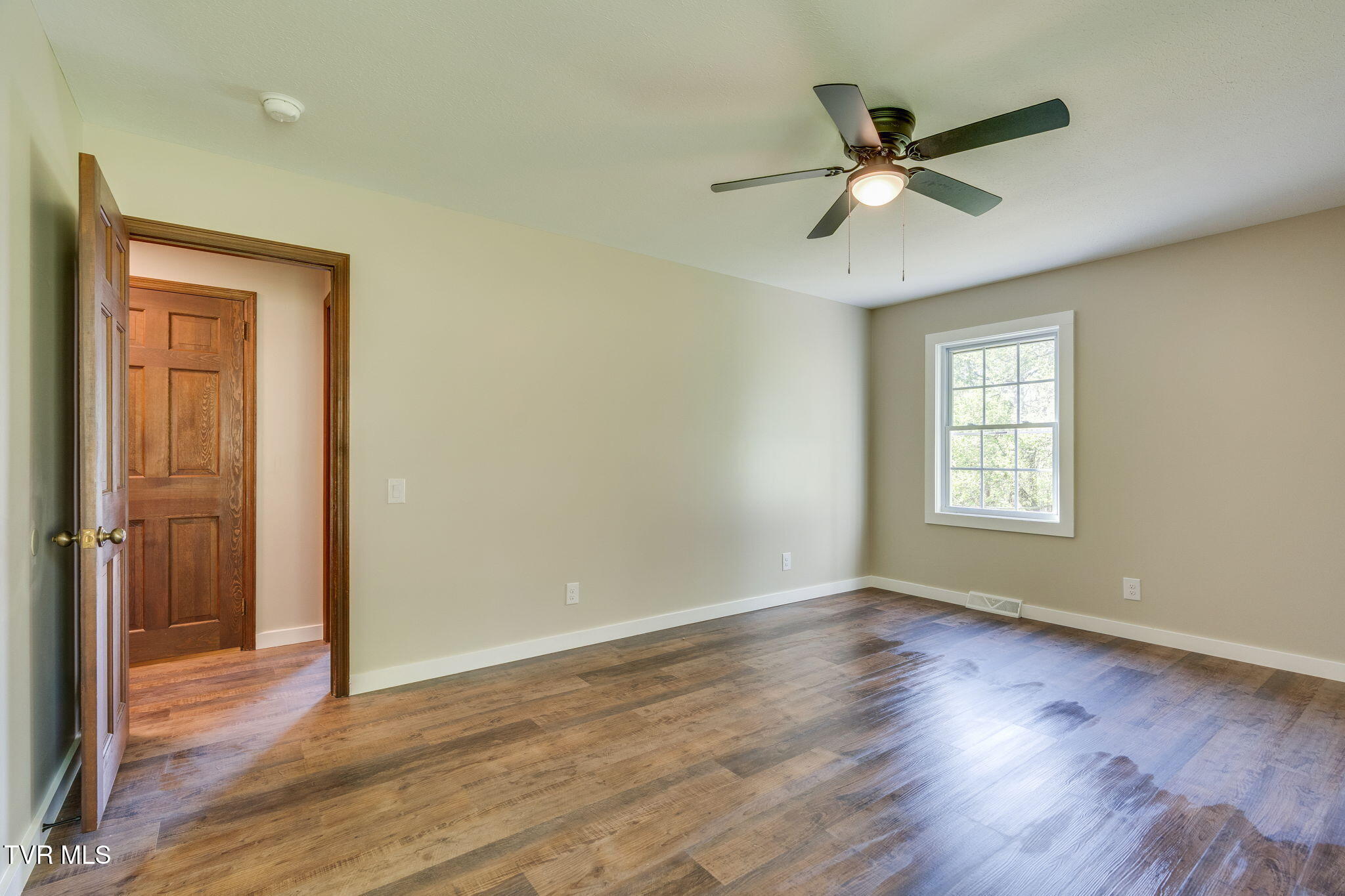 512 Hidden Valley Road Kingsport, TN 37663 - Photo 17 of 55 016