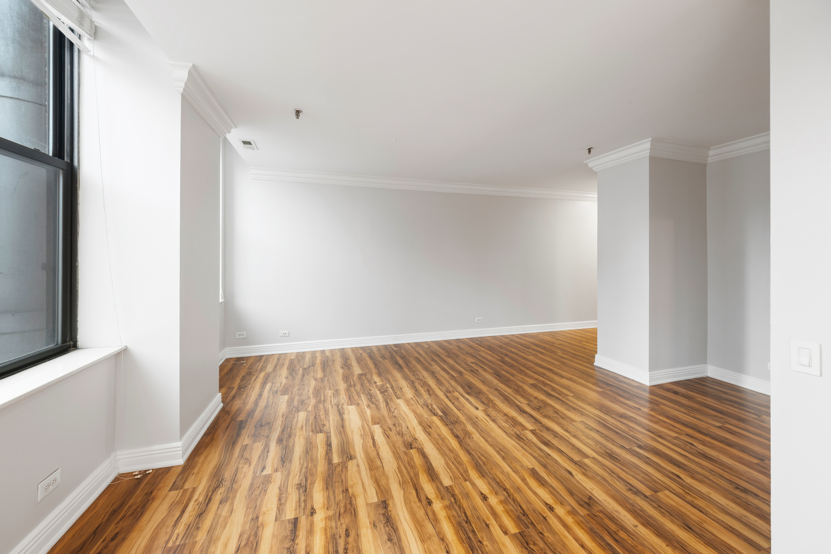 780 South Federal Street, Unit 407 Chicago, IL 60605 - Photo 9 of 20 a view of a room with wooden floor and bench