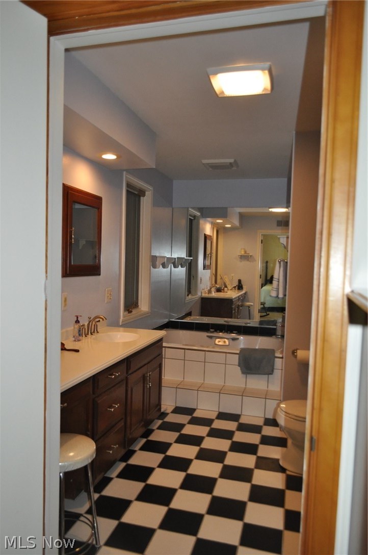 3060 Dresden Road Zanesville, OH 43701 - Photo 22 of 34 Jacuzzi tub in master bath
