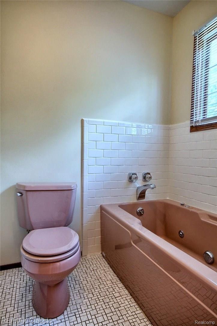 46047 Bemis Road Belleville, MI 48111 - Photo 15 of 30 Master_Bathroom_2nd_View.jpg