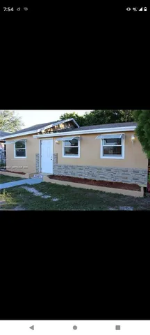 a view of a back yard