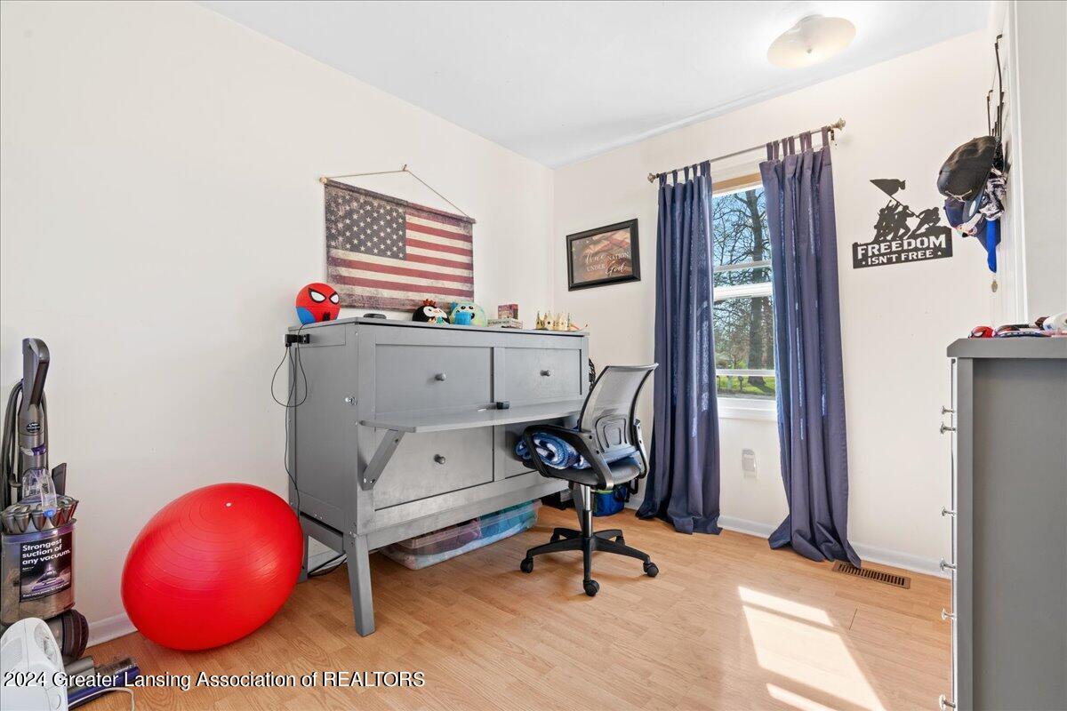 6539 Hilliard Road Lansing, MI 48911 - Photo 25 of 34 20-Media Jett - 15