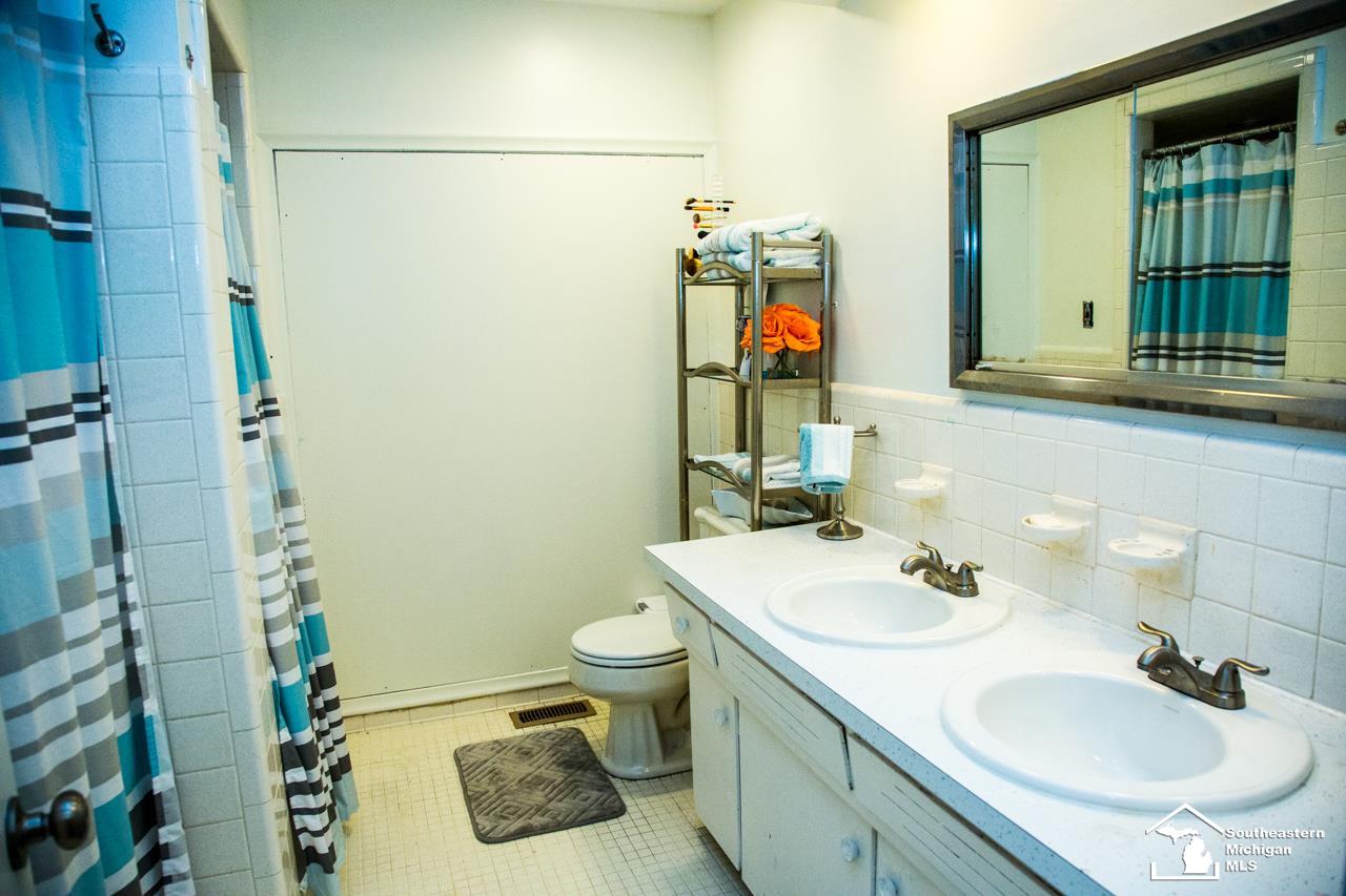 10506 Reeck Road Allen Park, MI 48101 - Photo 55 of 98 31342138-54.JPG