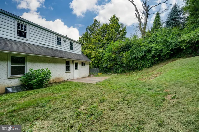 a view of a house with a backyard