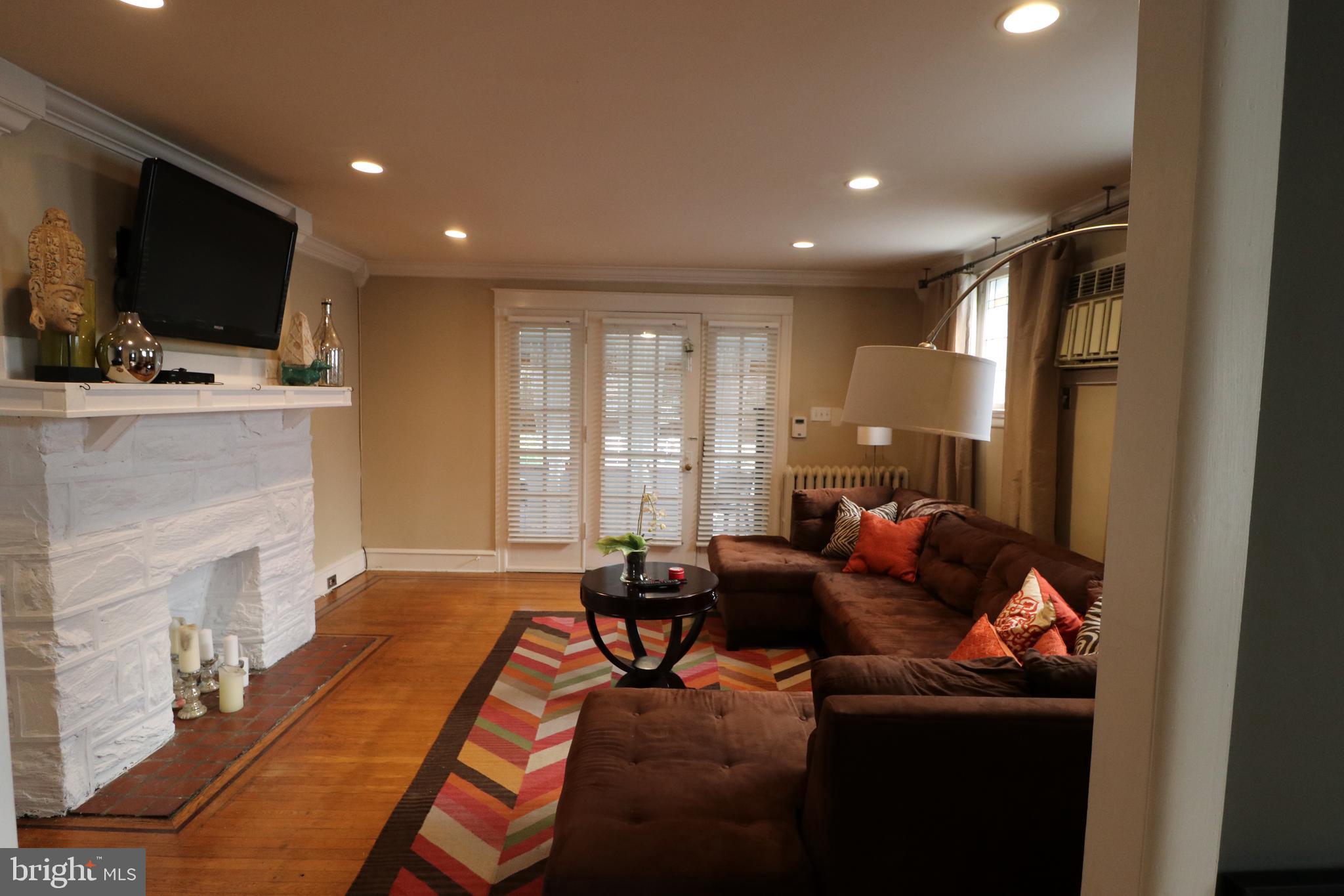 1712 South State Road Upper Darby, PA 19082 - Photo 9 of 40 Living Room