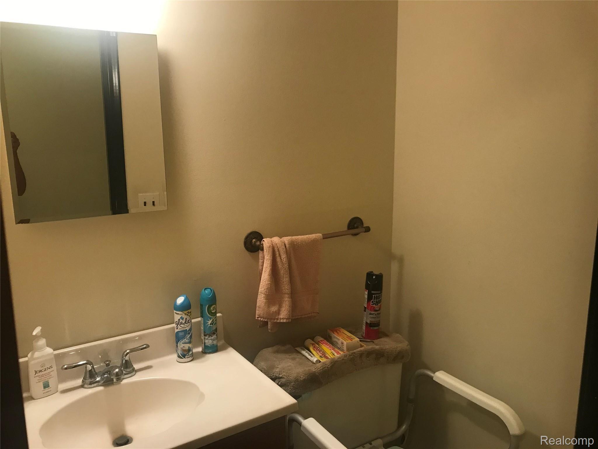 7015 Hatchery Road Waterford, MI 48327 - Photo 16 of 21 Half bath main floor next to garage