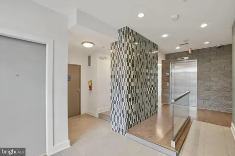 a view of entryway with shower