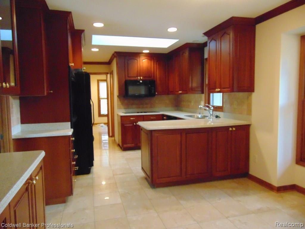 21237 Parklane Road Farmington Hills, MI 48335 - Photo 5 of 56