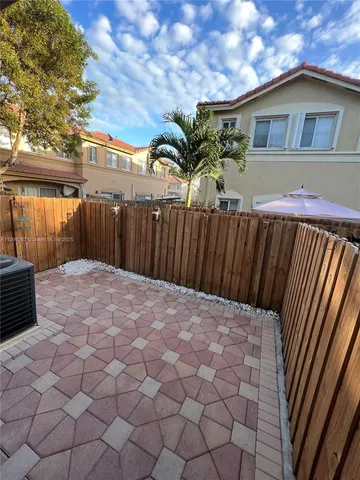 a view of a backyard