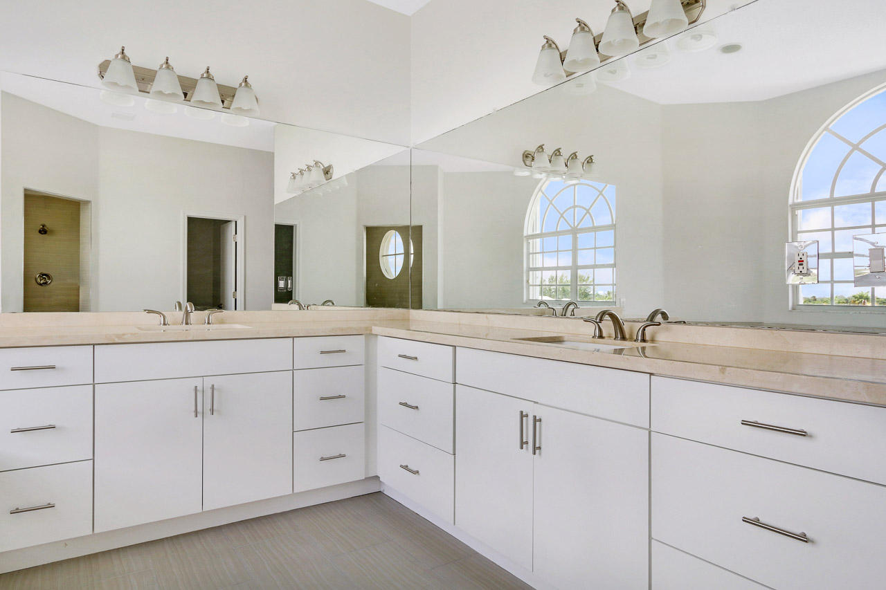 117 Ocean Key Way Jupiter, FL 33477 - Photo 11 of 43 Master Bathroom