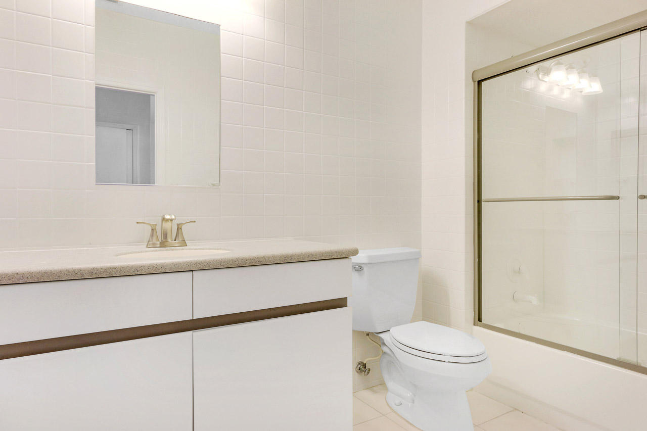 117 Ocean Key Way Jupiter, FL 33477 - Photo 22 of 43 Bathroom