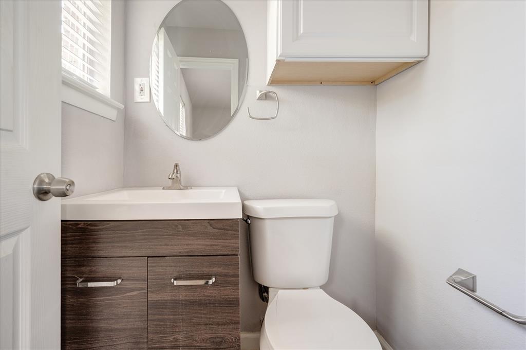 1902 Alan-A-Dale Road Arlington, TX 76013 - Photo 14 of 28 a bathroom with a toilet sink and mirror