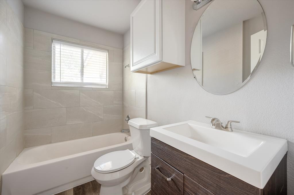 1902 Alan-A-Dale Road Arlington, TX 76013 - Photo 17 of 28 a bathroom with a sink a toilet and a bathtub